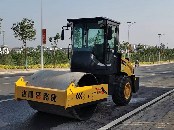 你了解駕駛式壓路機(jī)啟動(dòng)前的檢查流程嗎？快跟小編一起來(lái)了解下